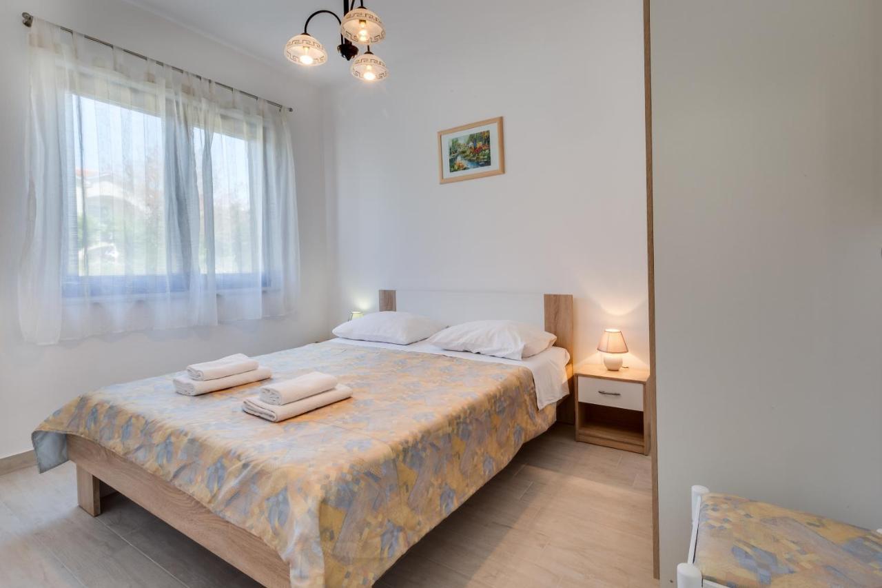 Family Friendly Seaside Apartments Kozino, Zadar - 5756 Petrcane Exterior foto